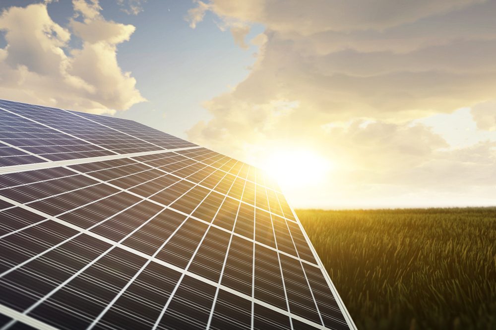 Paneles solares bajo el cielo